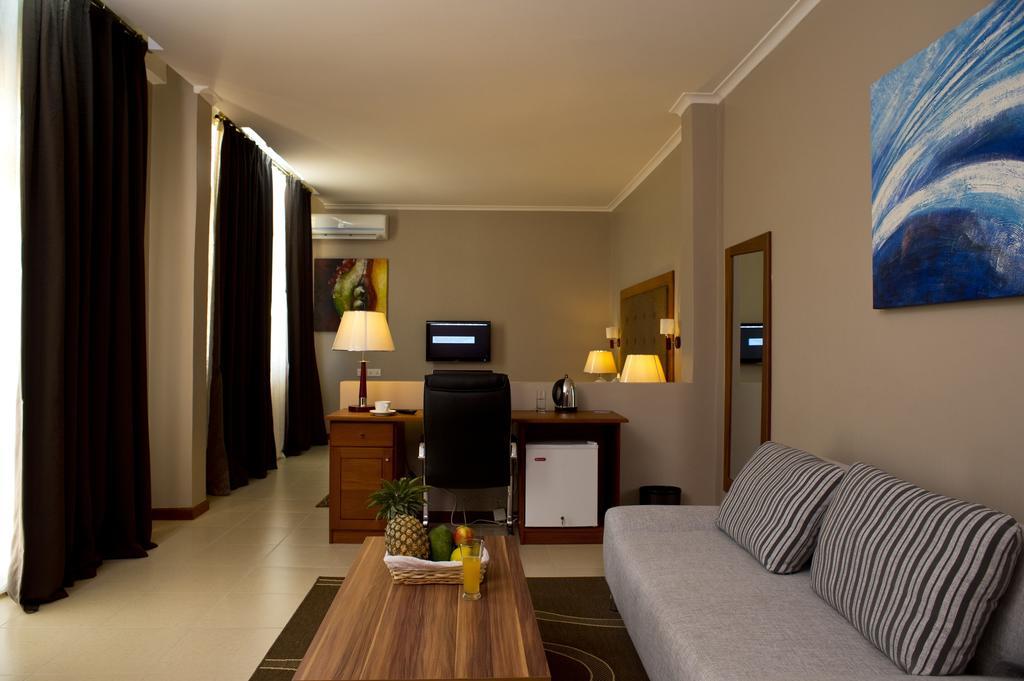 Seascape Hotel Dár Al-Szalám Kültér fotó